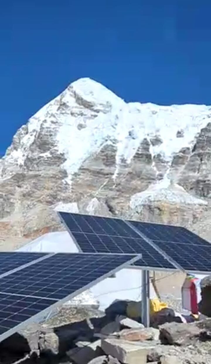 14 Peaks Expedition portable solar power system